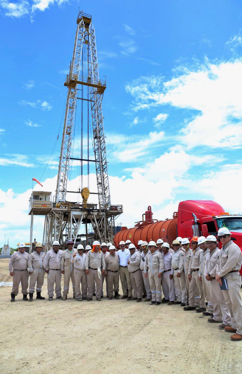 El Director General de #PEMEX, Ing. @OctavioRomero_O, visitó en El Zapote, #Tabasco, los pozos Racemosa 2 y Racemosa 3, para verificar los avances en la perforación de estos pozos y el desarrollo del campo #Racemosa. #PorElRescateDeLaSoberanía