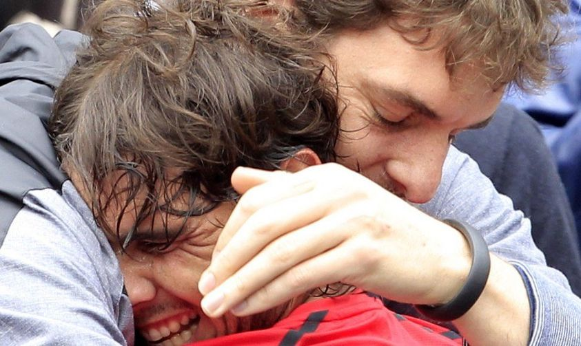 Dios me abrazó como amigo cuando me dio la vida, me dio otro abrazo cuando me bautizaron, Jesús me abrazó en cada perdón y en cada comunión, y tantos abrazos cada vez que me levantó, o me dio fuerzas para seguir adelante, cada vez que se alegró conmigo. ¡Gracias mi Dios amigo!