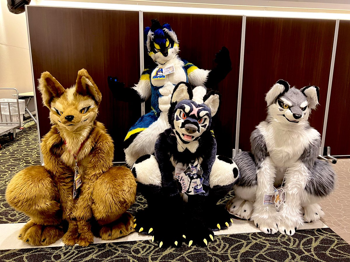 Syaro_Dragons's tweet photo. ロイアス君、あろっく君、フォルカ君、シャエナ君!!!
くびれだけでなく、筋肉も正義なんだなと。
みんな堂々とした立ち姿に頼もしさすら覚えました!
かと思えばお犬座り…
カッコいいのかい??可愛いのかい???
#OFF2023
※一部オーナーさん不明につき、届いてくれ!!!! https://t.co/xQoxBD5S5j