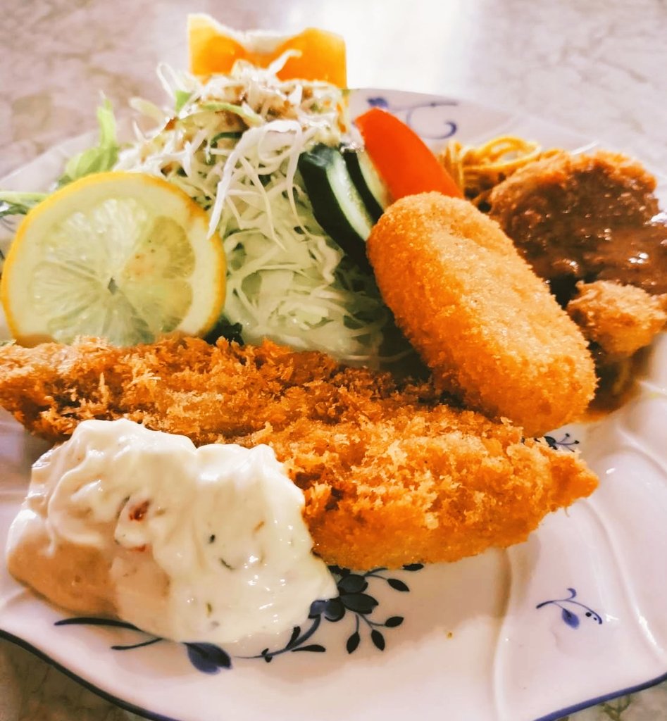 こんがおりん🐯
暑いですね〜💦
熱中症にはお気をつけて下さいね！

お昼です！
がおりんは今日はミックスフライ定食を食べます🤤
皆さんはなに食べますか？
飯テロ待ってます✨
#和歌山市
#がおりん🐯