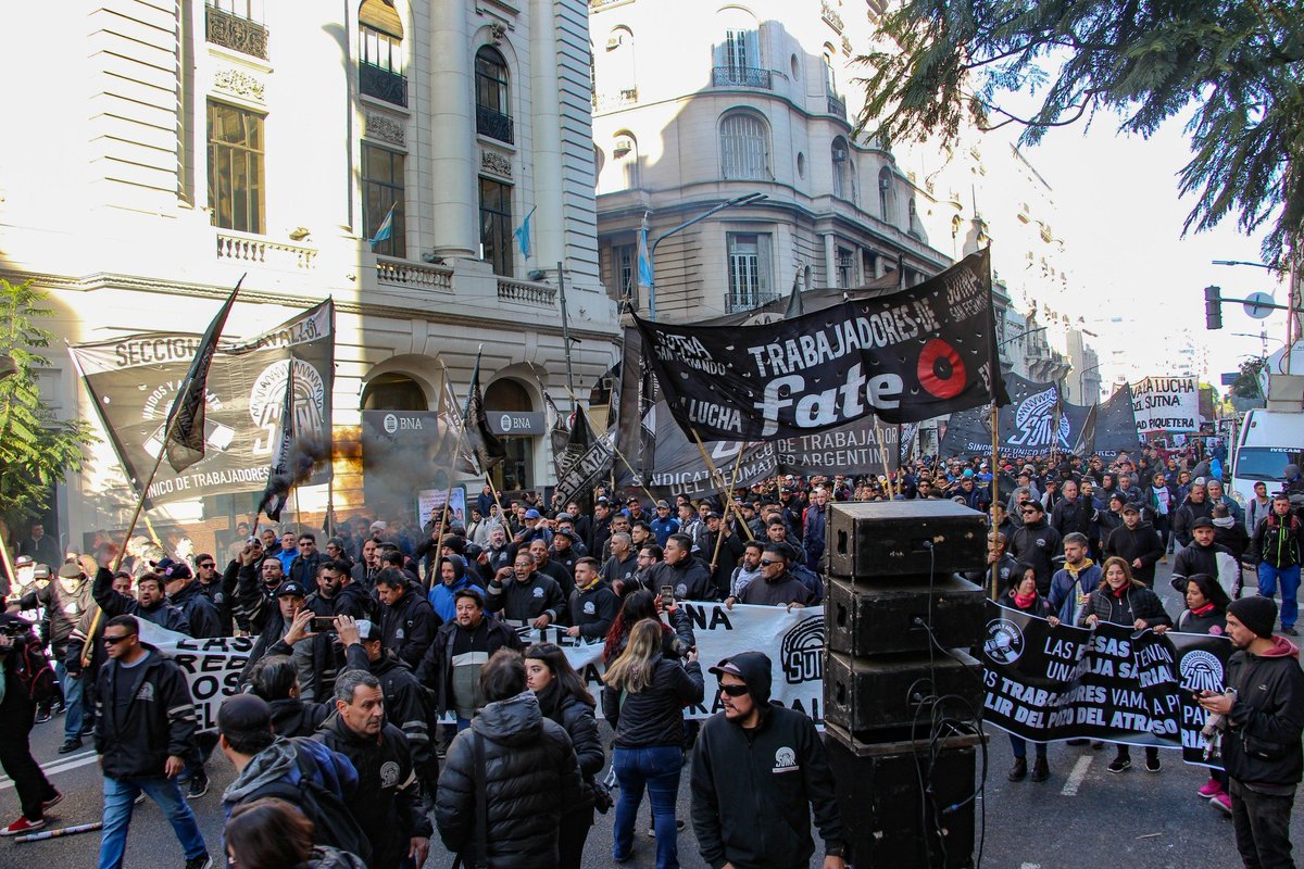 Crespo_Ale_M's tweet photo. Gran movilización del SUTNA al Ministerio de Trabajo. El salario lo defendemos entre todos y con todas las fuerzas ¡Unidos y Adelante! https://t.co/4WJcPn7xNi