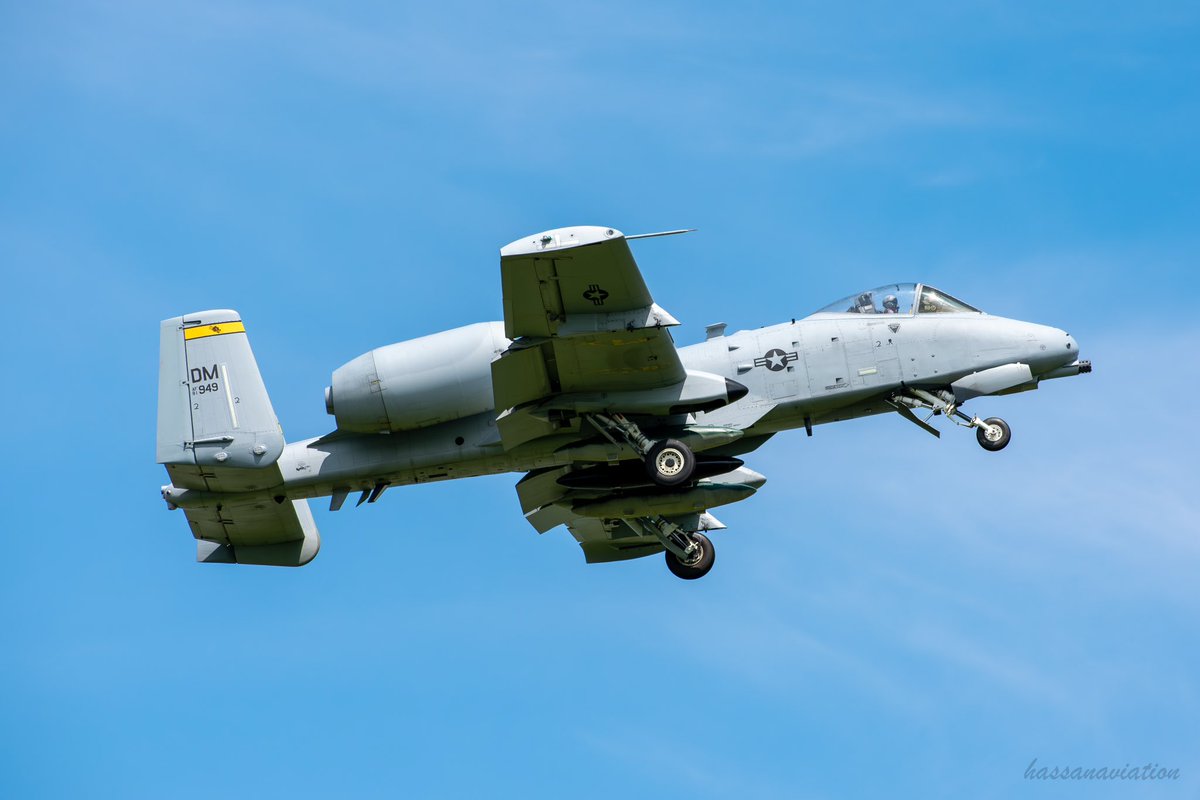Couple arrival shots of the @A10DemoTeam for this weekends Boundary Bay Airshow. First time seeing flying a-10’s!!