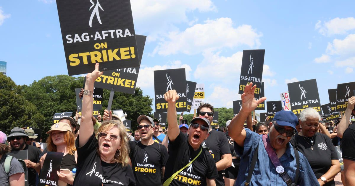 RT @cbschicago: Chicago SAG-AFTRA members walk in solidarity with Hollywood actors on strike https://t.co/pX8wrnfE5p https://t.co/o7yFPjwIDh