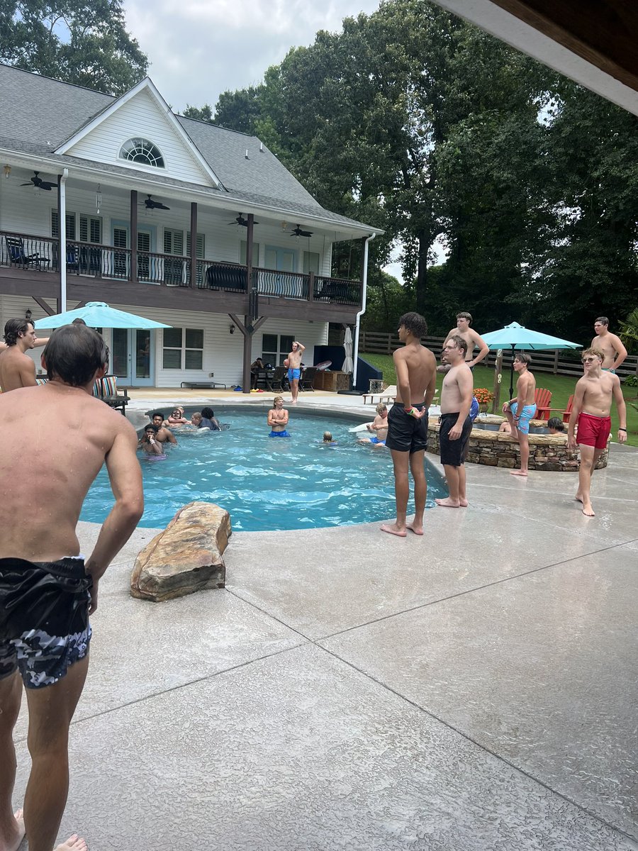 HeardBraves's tweet image. We believe in working our guys hard and treating them even better! Thank you Coach Curbow and Mrs. Lorena for hosting our team and providing pizza. They had an absolute blast after two months of hard work!! The season is right around the corner! Let’s work! #Team51 #TheHCway