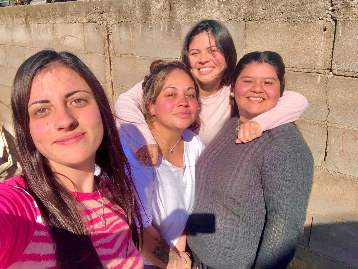 El amor de amigas sana y mucho, feliz dia para las mías. Que jamás pierdan su esencia y brillen más que el sol. Poquitas pero leales, soy afortunada de tenerlas. 🩷🫶🏼 <a href="/Yamii_valdez98/">Yami Valdez🦋</a> <a href="/Pri_Chalita/">Pri Chalita</a> <a href="/miluzeballos__/">ᴍ ɪ ʟ ᴀ ɢ ʀ ᴏ ꜱ🤍</a>