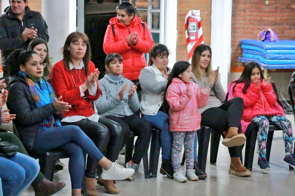 OLlancafilo's tweet photo. #Ahora Finalizamos la jornada en #LasOvejas con @SandroBadilla y @DiFonzoNicolas que asumieron el compromiso de representar el sentir de nuestra Provincia llevando al Congreso la propuesta del #MovimientoPopularNeuquino
Gran encuentro Vicente Godoy, con compañeros y compañeras! https://t.co/6o0ZG5TPsf