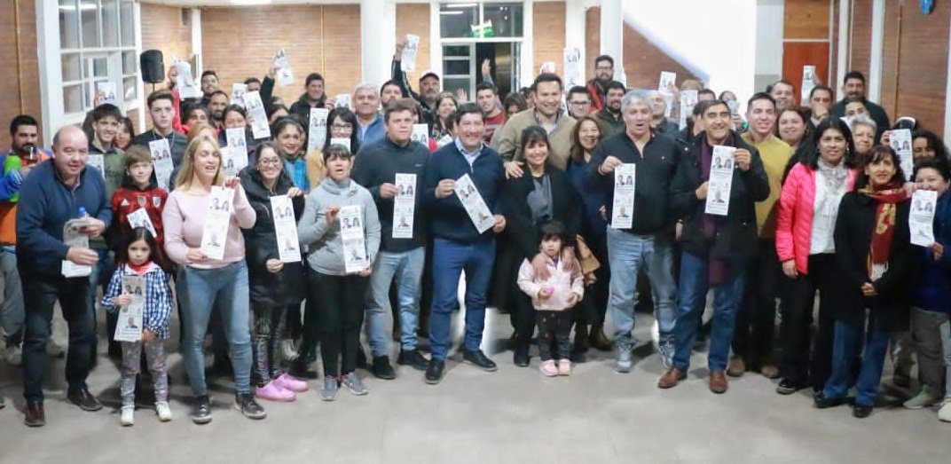 OLlancafilo's tweet photo. #Ahora Finalizamos la jornada en #LasOvejas con @SandroBadilla y @DiFonzoNicolas que asumieron el compromiso de representar el sentir de nuestra Provincia llevando al Congreso la propuesta del #MovimientoPopularNeuquino
Gran encuentro Vicente Godoy, con compañeros y compañeras! https://t.co/6o0ZG5TPsf