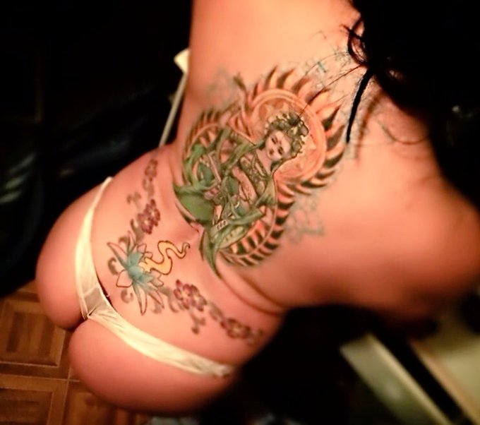My back🖤🤘🥀 https://t.co/UPNngbS57A