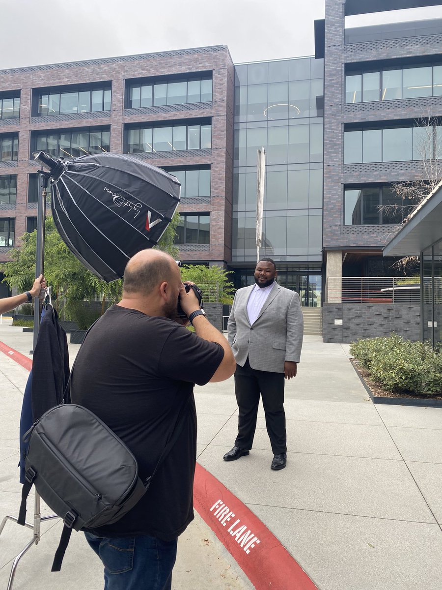 Gobluestate's tweet photo. Our before and after shots of a photoshoot with Brandon Lamar shows the power of professional photography and expert retouching. From an iPhone shot to a polished and professional portrait, we're dedicated to showcasing their best self!🌟📸 #Campaigns #Consulting #Photograghy https://t.co/kWiOuY1EC5
