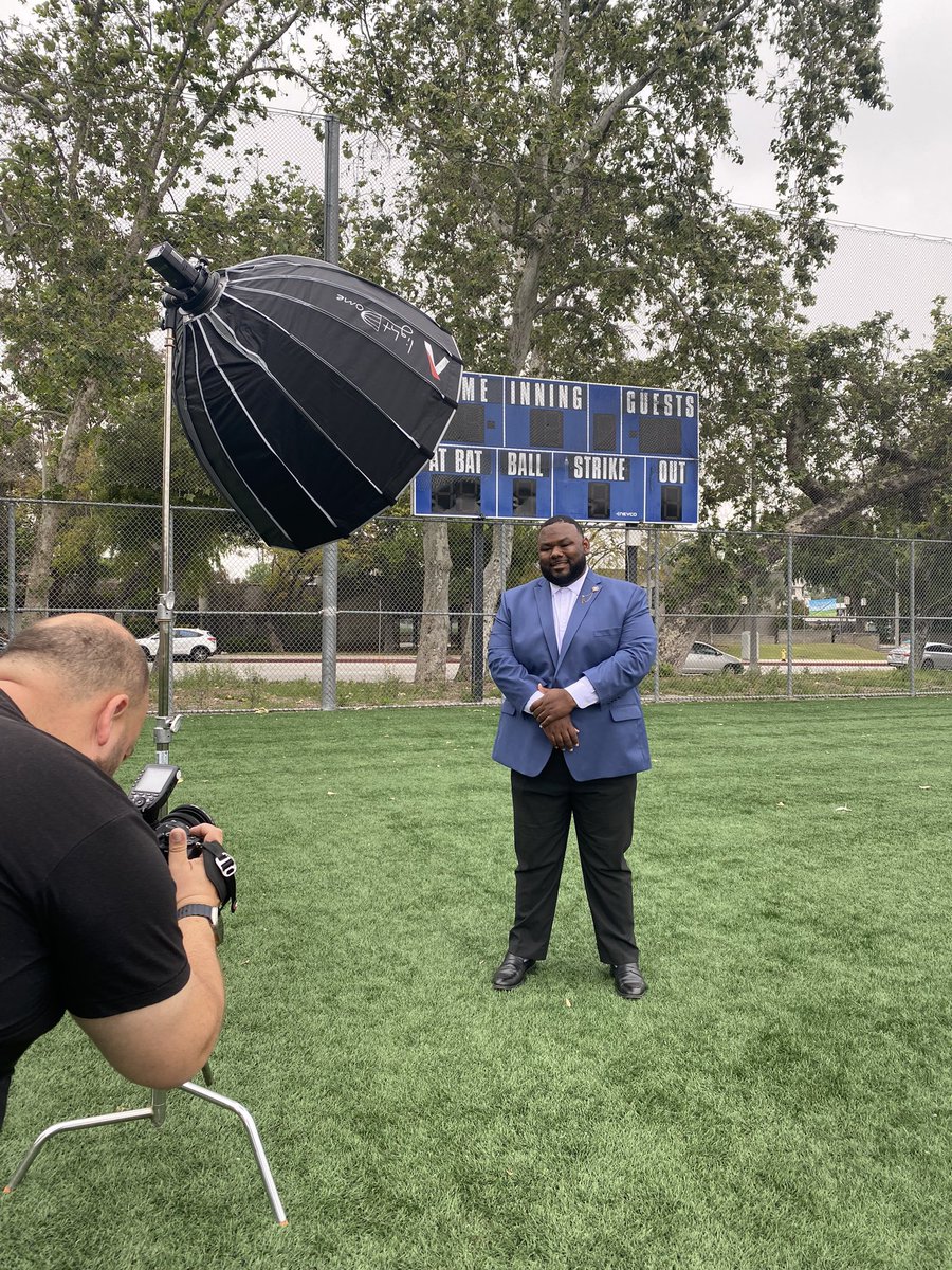 Gobluestate's tweet photo. Our before and after shots of a photoshoot with Brandon Lamar shows the power of professional photography and expert retouching. From an iPhone shot to a polished and professional portrait, we're dedicated to showcasing their best self!🌟📸 #Campaigns #Consulting #Photograghy https://t.co/kWiOuY1EC5