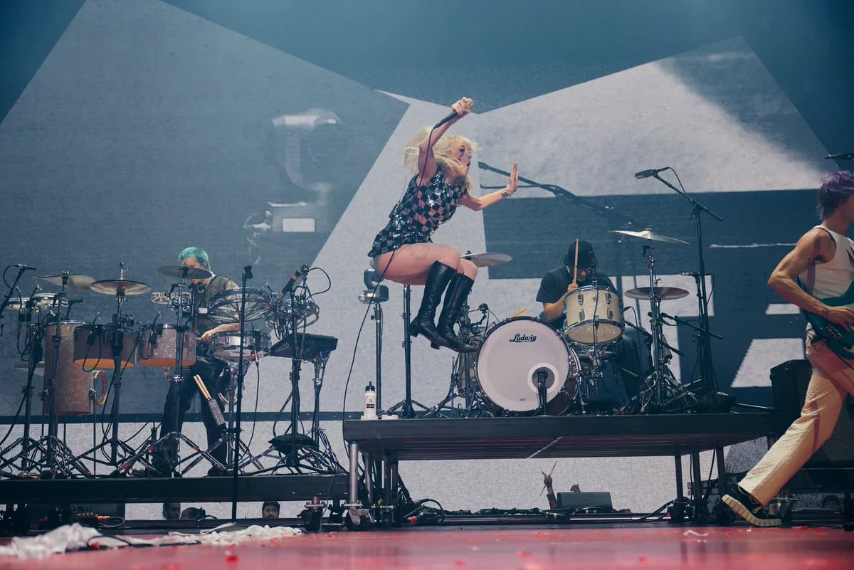 paramore_tour's tweet photo. More HQ photos from #ParamoreLA1 https://t.co/KN7LDn9Kaf