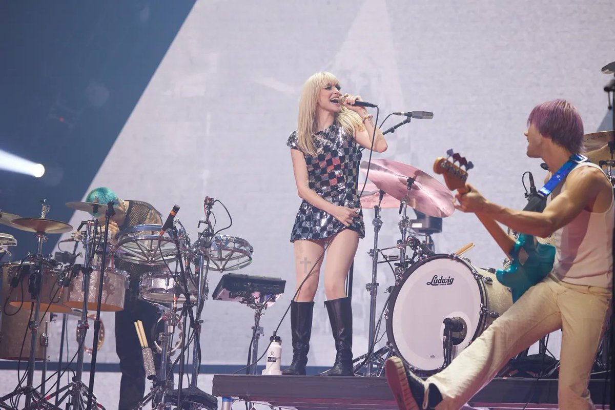 paramore_tour's tweet photo. More HQ photos from #ParamoreLA1 https://t.co/KN7LDn9Kaf