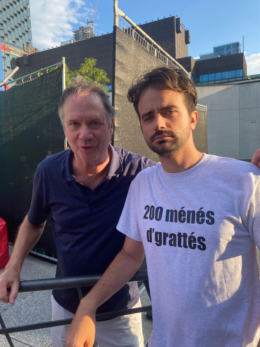 J_M_Martel's tweet image. Grosse journée! J&apos;ai enfin pu lui dire à quel point il m&apos;a rendu débile profond. Un monument de l&apos;humour.
J&apos;ai aussi pu lui dire « Apparement que les taxes vont monter à Ville-vanier ». Je me sens comme si j&apos;avais croisé Paul McCartney... Mais en encore mieux! Merci @Franpeuple !