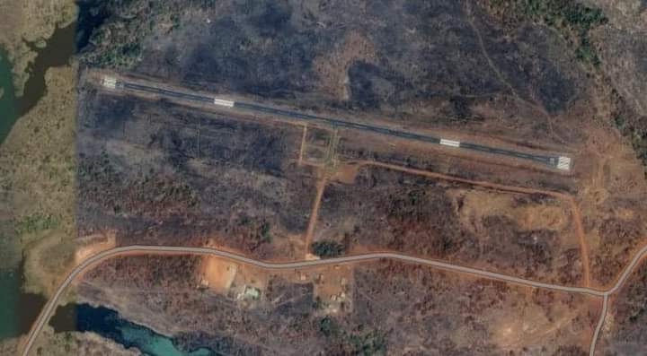 Le_Patriote_221's tweet photo. De Pape Thiaw
Cette piste d'atterrissage que vous voyez sur le Map se situe près des mines d'or de Sabodala.L'or produit au Sénégal(environ 16 tonnes d'or par an) ne passe même pas par Dakar.Un avion vient directement embarquer la cargaison(sous haute surveillance).
#OnEmerge😎 https://t.co/C4mLNpjao1