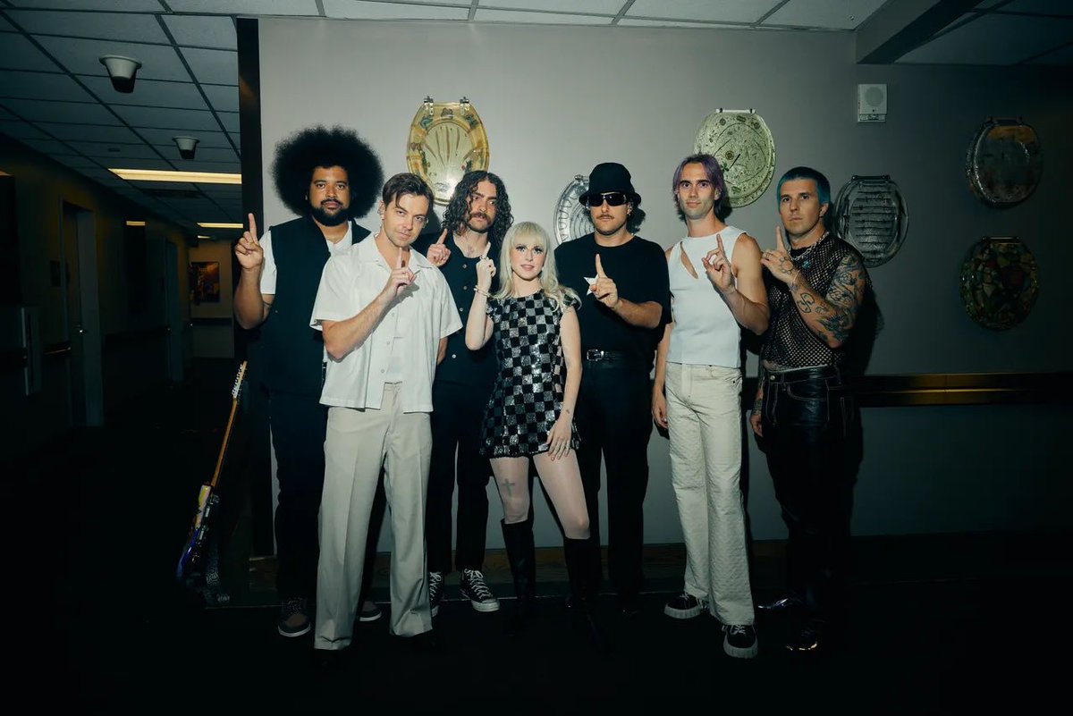 paramore_tour's tweet photo. Paramore backstage at the Kia Forum #ParamoreLA1 

📸 Zachary Gray https://t.co/lnRQPyZ65E