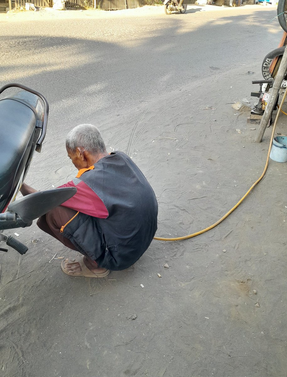 Mbah2 ini ketawa liat twitmu nder.
Udah tua tp semangat kerjanya top bget. Buka usaha tambal ban, aku liat dri awal blio nyiapin lapaknya sendiri. Tp sedih soalnya tiap ak lewat lapaknya sepi😢 trs kmrin iseng mampir mompa ban motorku sm nitip sedikitt hehehhe keren mbahnya👍