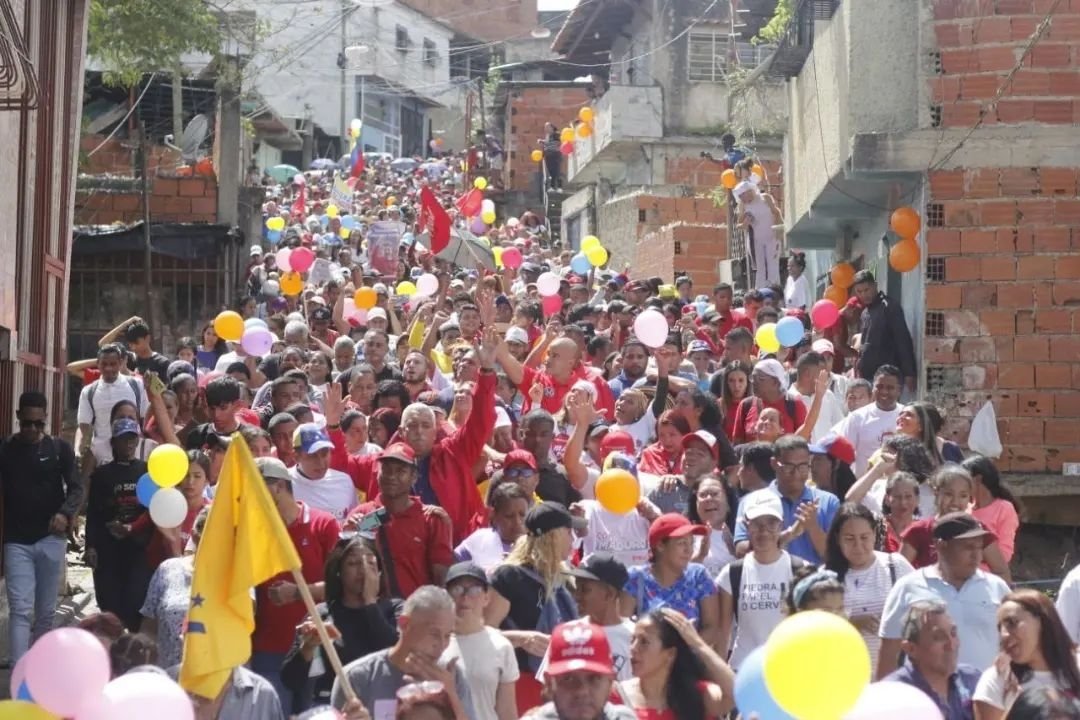 ¡Así vivió el sector El Carpintero de Petare la marcha en apoyo a nuestro líder, <a href="/NicolasMaduro/">Nicolás Maduro</a>! 🇻🇪

#VenezuelaCapitalDeLaPoesía <a href="/Nahumjfernandez/">Nahum Fernandez</a>
