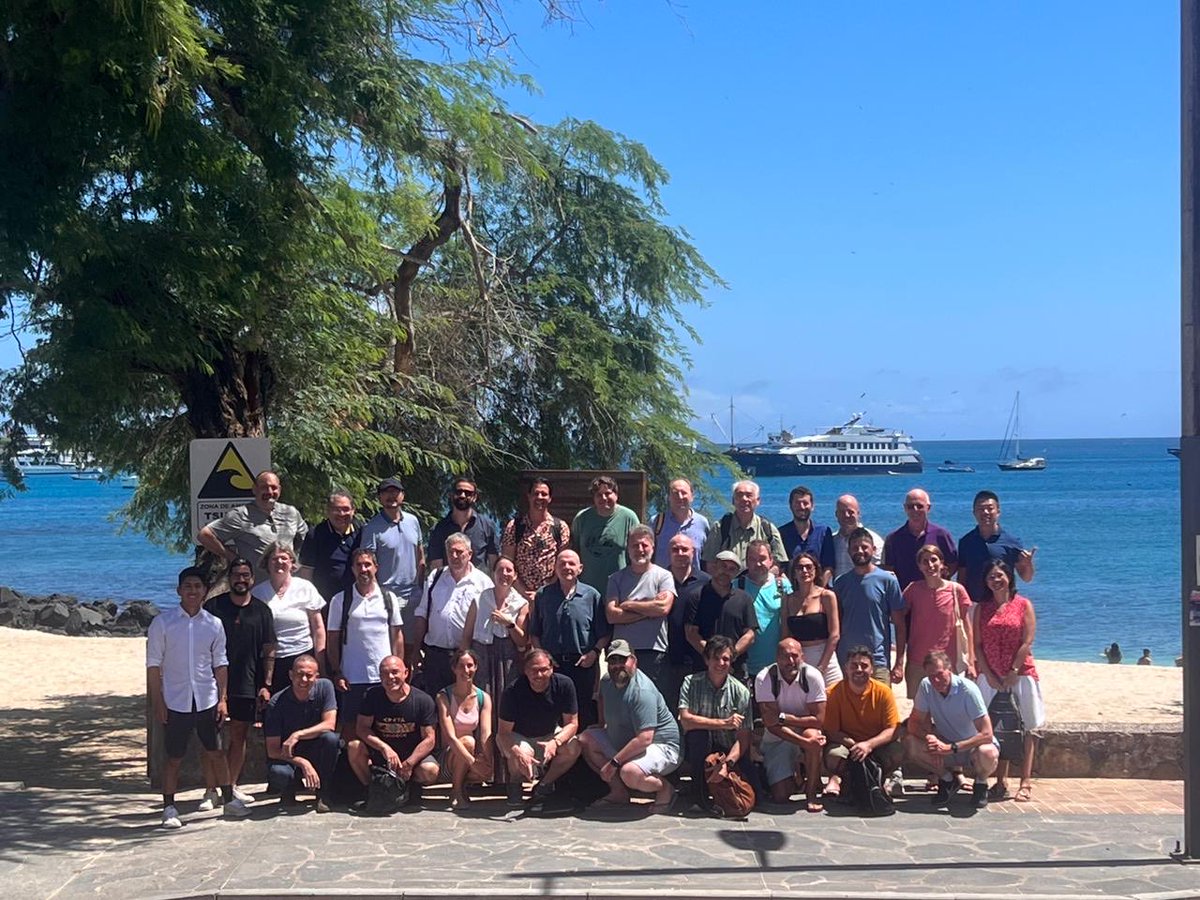 Here is the group picture of the speakers at our amazing 1st Galapagos Soft Matter Conference, organized with Prof. Alexis, @BbmlNtu and Prof. Marangoni. Amazing science in a stunning location!