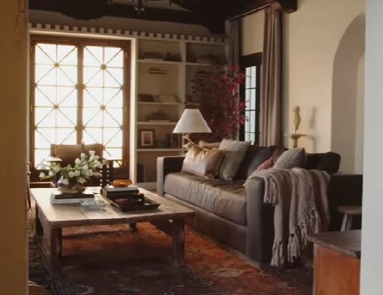 #LoneFox gives us 10 of his best decorating hacks for your rental or own home. #InteriorDesign #DesignHacks #IkeaHacks #MarketPlace #Vintage #Antique #Furniture #Design youtube.com/watch?v=TcRmZT…