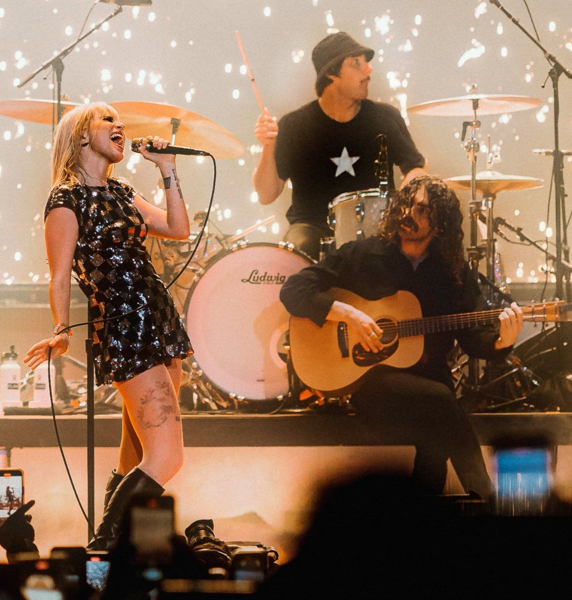 jujustalover's tweet photo. this is it! the best band in the world, I love them so much it hurts https://t.co/JwKiNtqawO