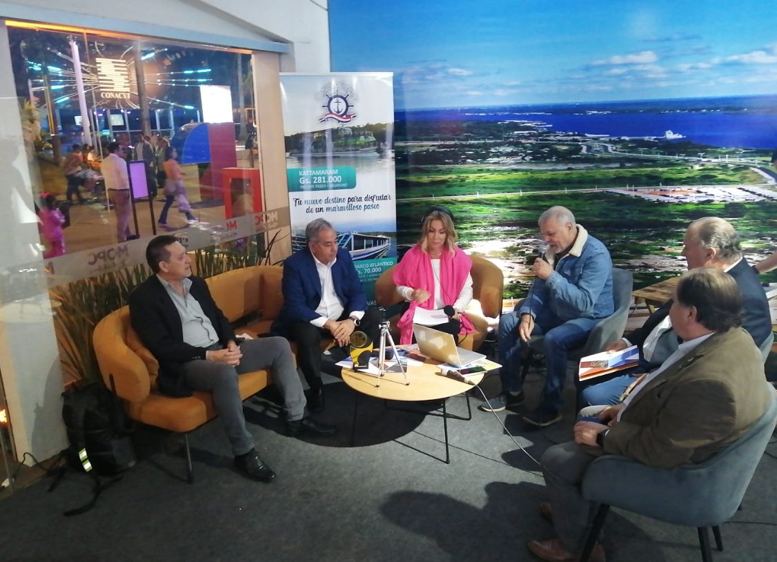 Hoy tuve el honor de realizar una enriquecedora  entrevista🎙️en #jarrocafémujer en el stand del <a href="/mopcparaguay/">MOPC Paraguay</a>  junto al Ministro Ing. Rodolfo Segovia y al Vice Ministro Ing. Rubén Andino junto a <a href="/ALBERTOPPERALTA/">ALBERTO PERALTA</a> , Ing. <a href="/paulluissarubbi/">Paul L. Sarubbi B.</a> (Presidente de Congresos de Vialidad