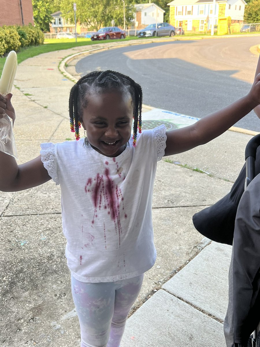 CHES_TAG's tweet photo. I ♥️ POPSICLES…and the principal that gives me two popsicles!!!
#nomesshere #gettingtoknowyou #CHESFUN #weareCHES
@capitolheightse https://t.co/DOBhsFUOQC