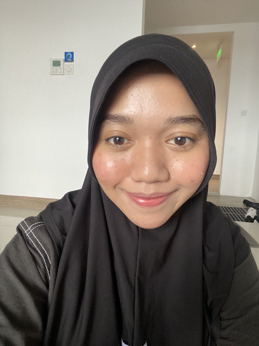 cookiesncreamsr's tweet image. Cushion esqa dipake seharian  dati jam 7.30 sampe jam 9 malam tanpa di retouch plus kena air wudhu masih tetap bagus😩🙏🏻🙏🏻 #esqa #cushionesqa #recomendcushion #makeup