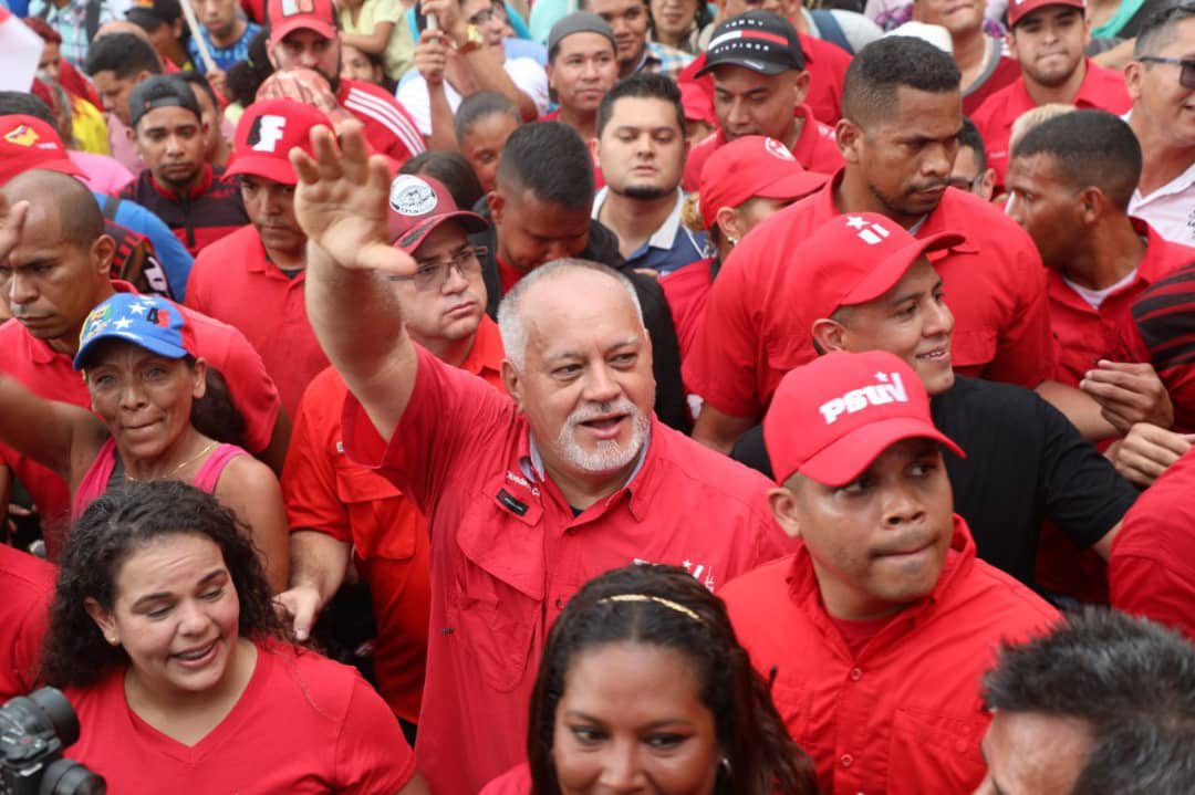 💪🏽🔥👊😠

El primer vicepresidente del Partido Socialista Unido de Venezuela (PSUV), Diosdado Cabello, este jueves 20 de julio, destacó que es absurdo que aquellos que masacraron al Pueblo e intentaron asesinar al Jefe de Estado, cataloguen a los revolucionarios de violentos.
