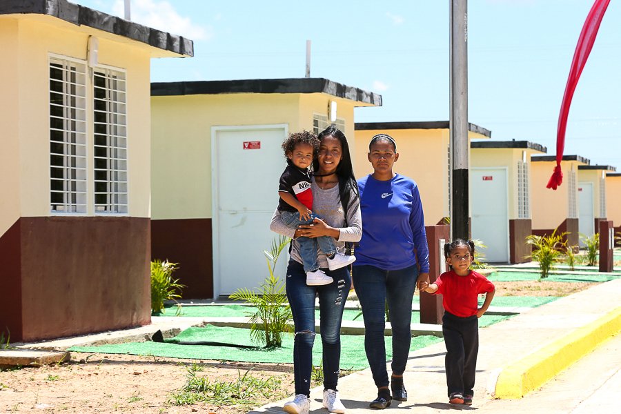En la jornada de hoy #20Jul, además de entregar las 542 viviendas, también en el Urbanismo San Isidro inauguramos la escuela, el simoncito, el centro de salud, la cancha y un parque. ¡Qué urbanismo tan bello! Lleno del verdor de la naturaleza y la alegría de su gente. ¡Dios