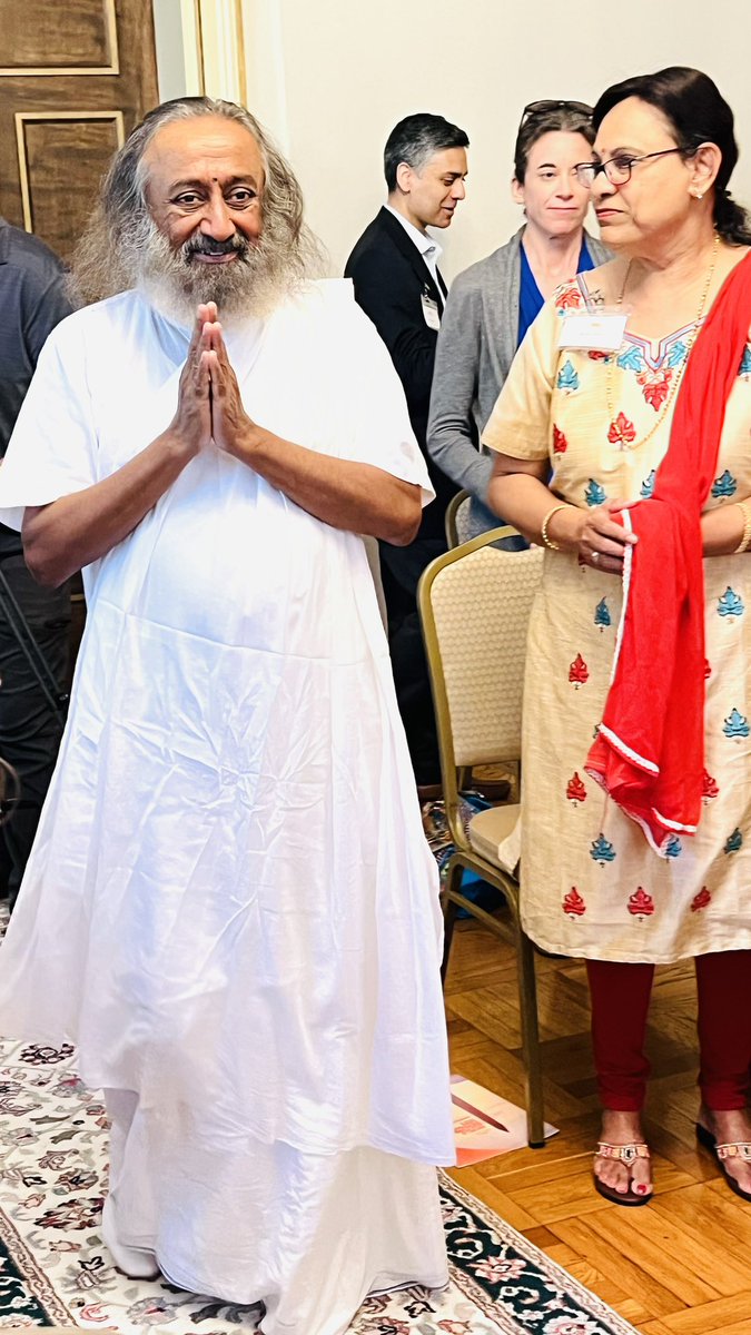 NationsMosqueDC's tweet photo. Gurudev Sri Sri Ravi Shankar, a global icon for peace met with select faith leaders, for an engaging and meaningful dialogue about the upcoming World Culture Festival in DC, Sept 29-Oct 1 at the historic National Mall in DC. First time it’s held in America. https://t.co/rD5yRpK4ME