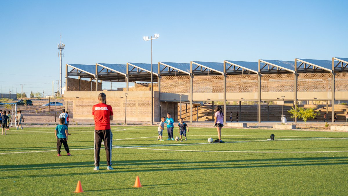 MeyerFalcon's tweet photo. Uno de los proyectos de @SEDATU_mx al norte del país y que ya es utilizado por la gente es el Centro de Desarrollo Comunitario y unidad deportiva en Av. 10 en Agua Prieta, Sonora.

Con más de 70 mil m2 dignificamos la obra pública para el pueblo sonorense. #AguaPrietaLate 🏜️ https://t.co/hjhoB9boZB