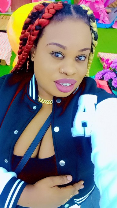 Don't look too hard, you'll get lost in my beauty!😍😍 https://t.co/uJ3HoaexSn