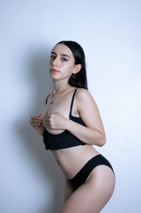 &iquest;Me quito la ropa papi? 😳 https://t.co/LJt2bBHQkI