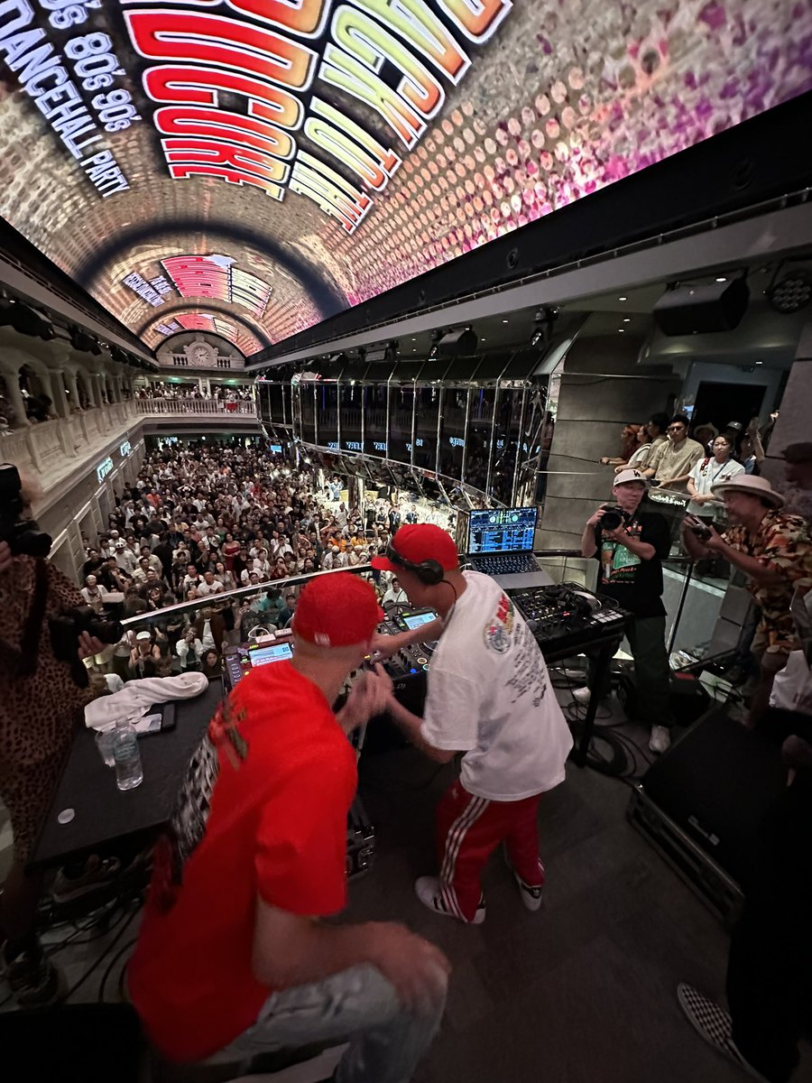 chozenleefire's tweet photo. The view over their backs was always full of enthusiasm and joy.
I was shown another extraordinary view.

背中越しから見る景色はいつも熱狂と歓喜だった。またとんでもない景色を見せられた。
MIGHTY BACK
#FarEastReggaeCruise
#MightyCrown https://t.co/aqbEupdv1r