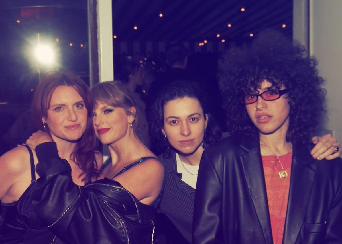 itsbrighter_now's tweet photo. taylor swift x “listen to actual queer artists” - a thread 🧵 https://t.co/puR2FX7kwN