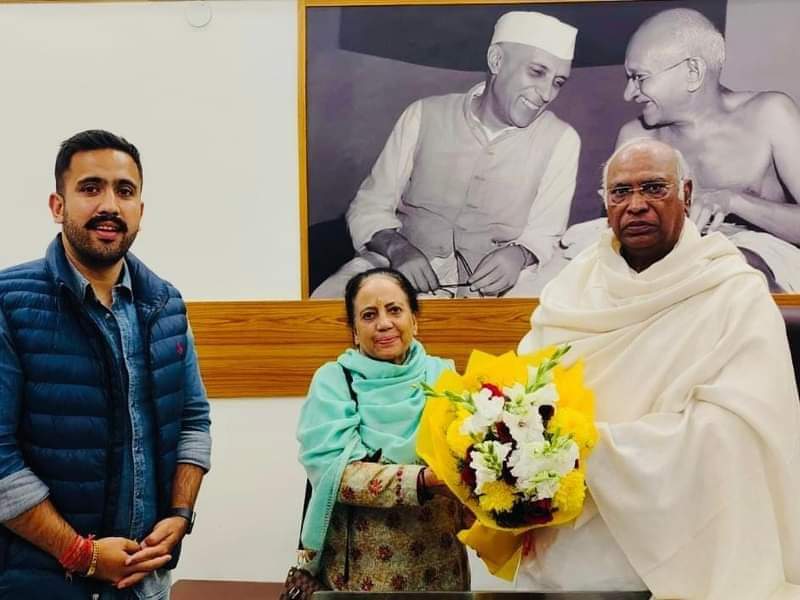 मेरी व <a href="/INCHimachal/">Himachal Congress</a> परिवार की तरफ से अखिल भारतीय राष्ट्रीय कांग्रेस के राष्ट्रीय अध्यक्ष व राज्य सभा सासंद श्री मल्लिकार्जुन खड़गे जी को जन्मदिन पर बधाई और शुभकामनाएं। 
हमारे सभी देवी देवताओं से आपके उत्तम स्वास्थ्य एवं दीर्घायु जीवन की प्रार्थना करती हूँ। 
<a href="/kharge/">Mallikarjun Kharge</a>
#HBDKhargeji