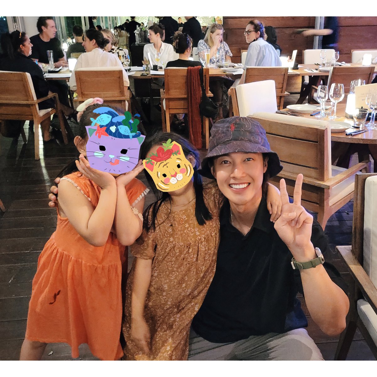 khj_heneciatwt's tweet photo. 베트남에 개인적으로 여행 왔어요.
또 올게요 그리고..
다시 올 땐 콘서트로 오고 싶어요.
오다가다 친절히 알아봐 주시고 인사해 주신 모든 베트남 분들 반가웠어요~~^^

#KIMHYUNJOONG
#김현중
#キムヒョンジュン
#金賢重
#Vietnam #love https://t.co/nkVrUZ8mOP