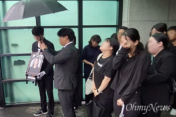 tang__kira's tweet photo. Sepasang sahabat meninggal dunia terjebak di bus yang tenggelam di Underpass Cheongju

Mereka berdua sahabat satu jurusan, sama-sama jurusan terapi okupasi.

Teman-temannya berduka karena keduanya adalah pusat circle mereka

keduanya sering menanyakan kabar &amp; memulai percakapan https://t.co/kqKtRGVwWb