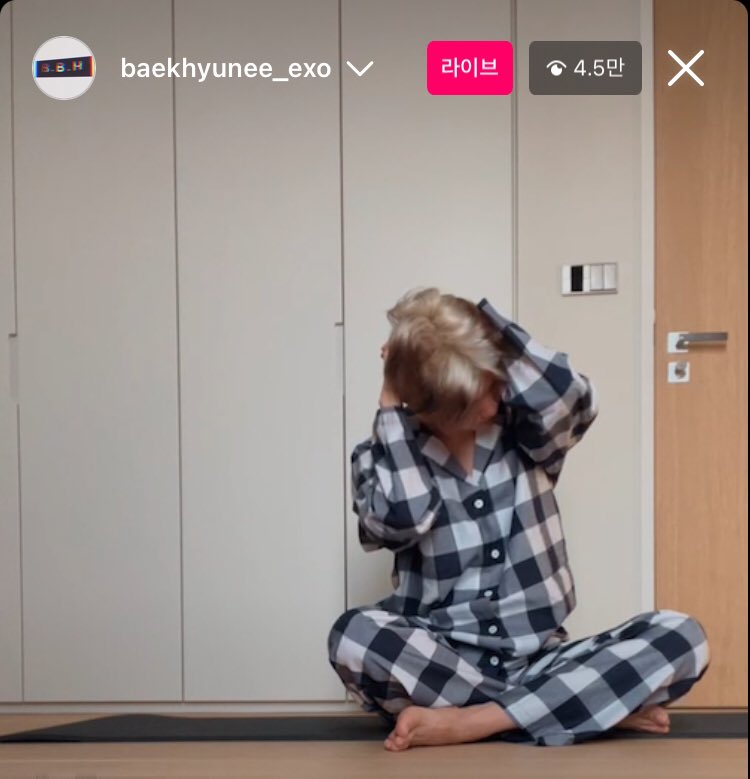 아니근데 백현이 집이나 리얼리티에서 뭐 하는 모습 보여줄때 잠옷 세트로 가져와서 입고있는거 너무 커염져