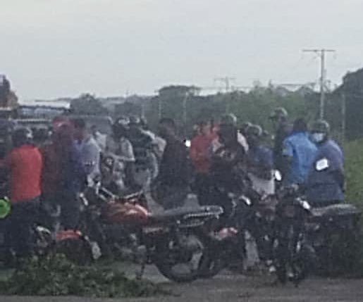 ALERTA 🚨! Diosdado Cabello Rondón no descansara hasta lograr el objetivo de neutralizar, asesinar, desaparecer o desterrar a <a href="/MariaCorinaYA/">María Corina Machado</a>, hoy sus matones armados y encapuchados esperaban para emboscar a MCM en Guárico. 
Este llamado es para las naciones, quienes tienen o no