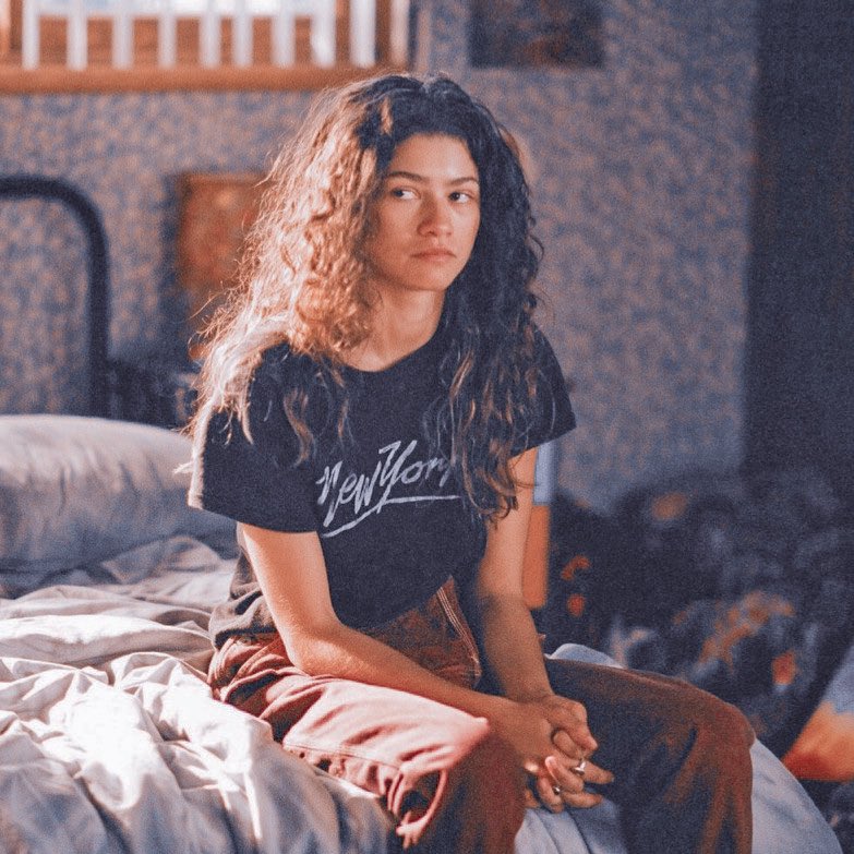 —

            bella swan. an 
            independent portrayal 
            for the twilight verse. 
            monster enthusiast. 
            classical literature fan.
            general mess. she / her. 

                          ↻ + ♡