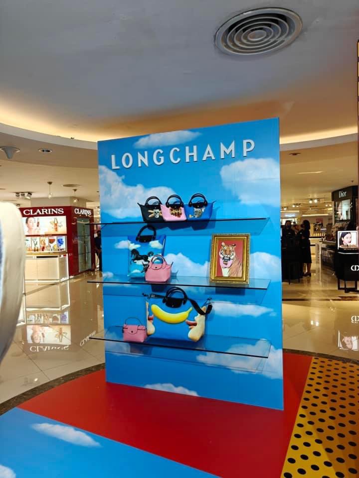 LOOK: The Longchamp x Toiletpaper collaboration officially launches in the Philippines. 

The capsule features the classic Longchamp Le Pliage silhouette reimagined with Tolietpaper studio’s playful humor. 

#LongchampXToiletpaper
#PopRevolution