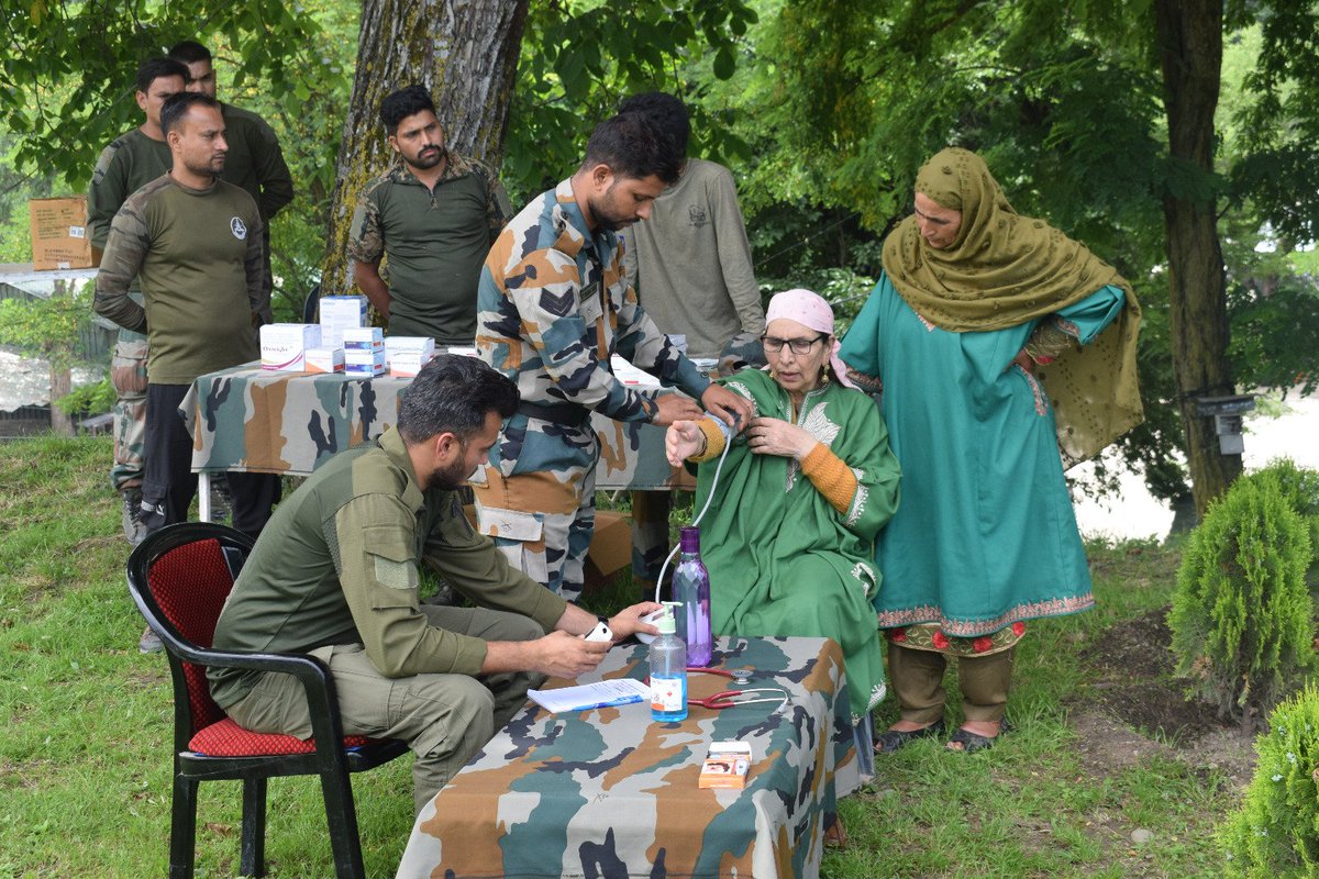 ChinarcorpsIA's tweet photo. #ChinarWarriors organised a #Medical Camp at Devsar, #Kulgam aimed to provide basic medical support in terms of #Health check-up and provision of medicines to #elders, #women &amp; children in #Kashmir.

#wecare
@adgpi
@NorthernComd_IA
@OfficeOfLGJandK https://t.co/4ayijc7ca7