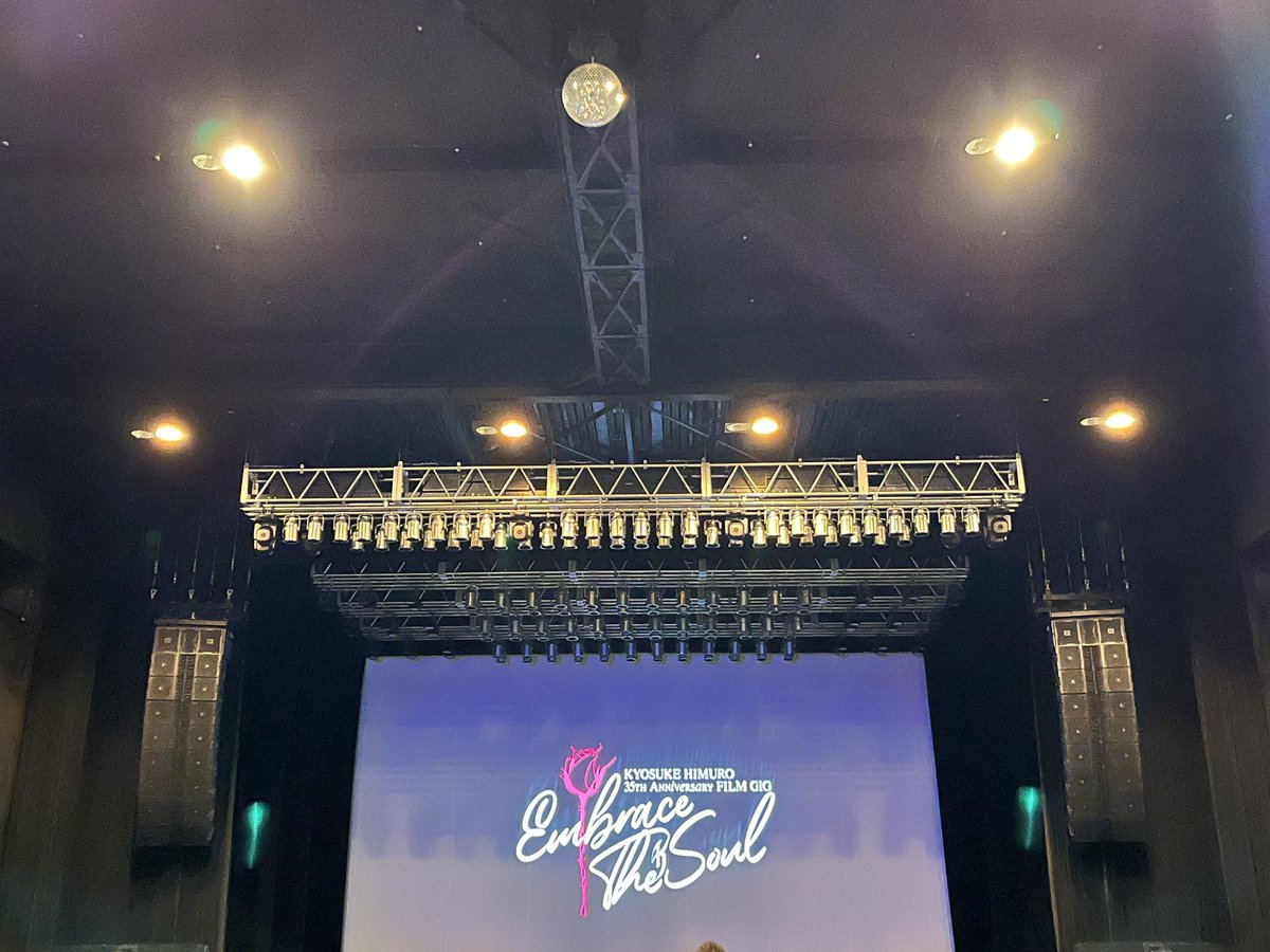 Hirano_Takashi_'s tweet photo. 本日氷室京介さん、ソロデビュー35周年イベントでした、今は映像越しでしか目が合うことがないですが、
目が合うと海を覗き込んだ時の感覚になったのを、昨日の事の様に思い出しました、会いたい… https://t.co/DrTuZLySdk