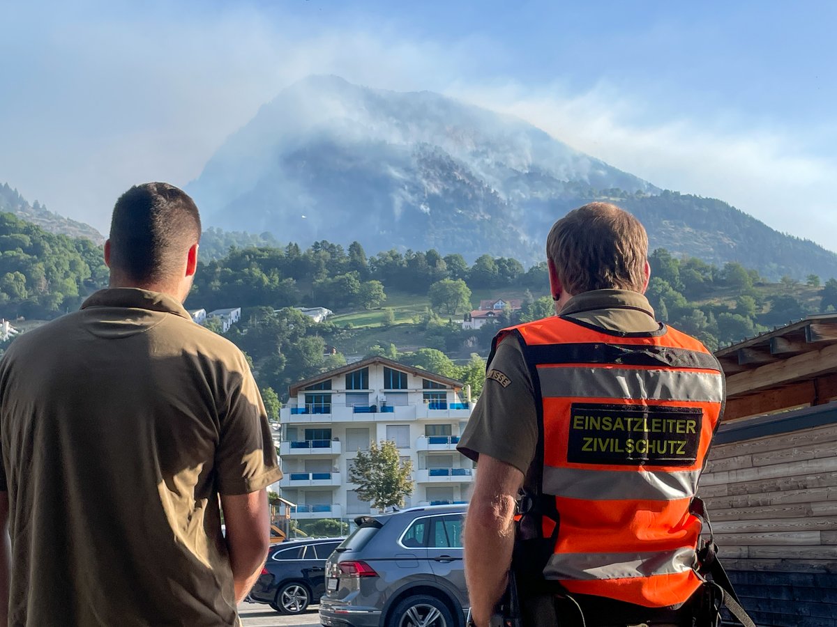 PCiVS's tweet photo. Auch im Notfall bereit: Im Rahmen des Grossbrands bei Bitsch/Riederhorn leistet auch der Zivilschutz Wallis Unterstützung. https://t.co/uCOhaf4GSM