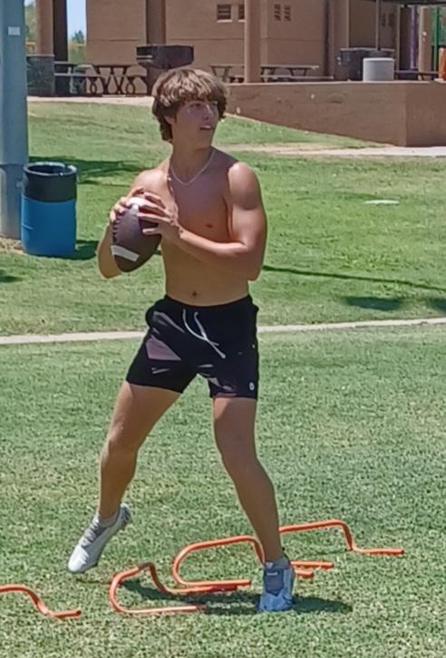 Elev8QBacademy's tweet photo. @Luke_Haugo @KZordani @BryceHerges @NoahTrigueros grinding in the heat Thursday 🔥 @elev8academy @quarterbackmag https://t.co/lJic8BlUj2