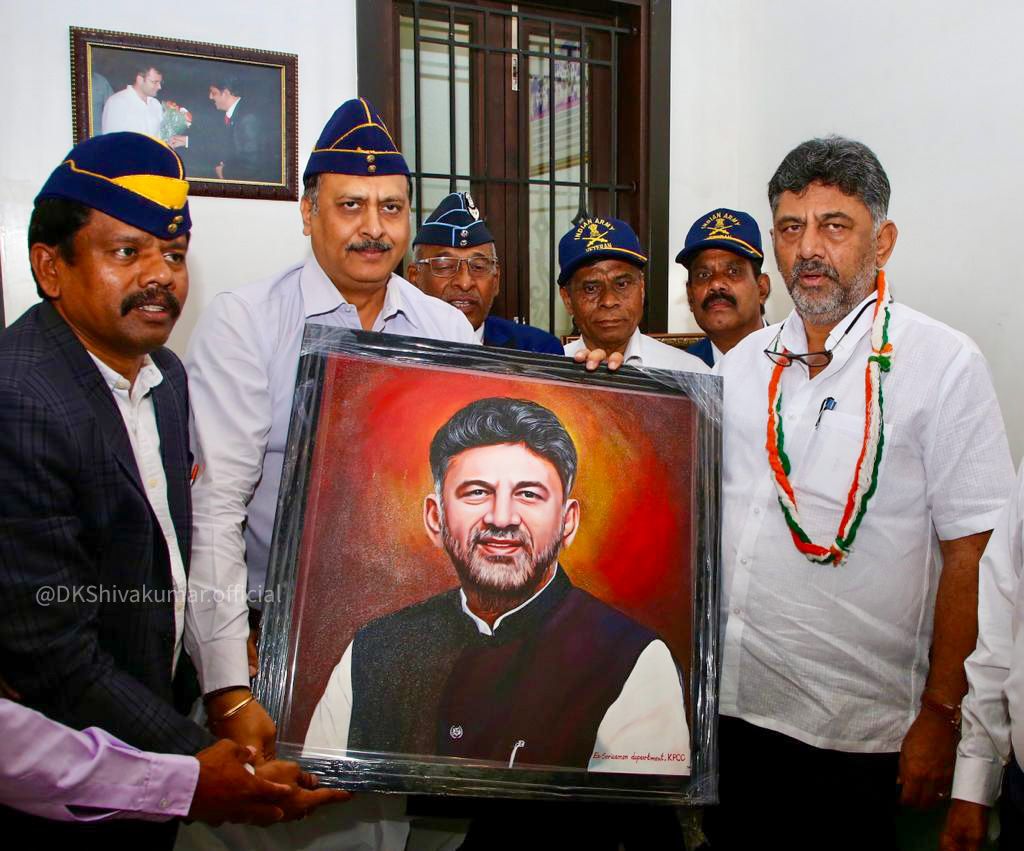 ಭಾರತೀಯ ಸೇನೆಯ ನಿವೃತ್ತ ಅಧಿಕಾರಿಗಳು ಹಾಗೂ ಕೆಪಿಸಿಸಿಯ ನಿವೃತ್ತ ಸೇನಾಧಿಕಾರಿಗಳ ವಿಭಾಗದವರು ಇಂದು ನನ್ನನ್ನು ಭೇಟಿಯಾಗಿ ಶುಭ ಹಾರೈಸಿದರು. ಜೀವವನ್ನು ಪಣಕ್ಕಿಟ್ಟು ದೇಶದ ಗಡಿಯನ್ನು ಹಗಲಿರುಳು ಕಾಪಾಡಿದ ಅವರ ಸೇವೆಗೆ ಹೃದಯಪೂರ್ವಕ ಧನ್ಯವಾದಗಳನ್ನು ತಿಳಿಸಿದೆ.