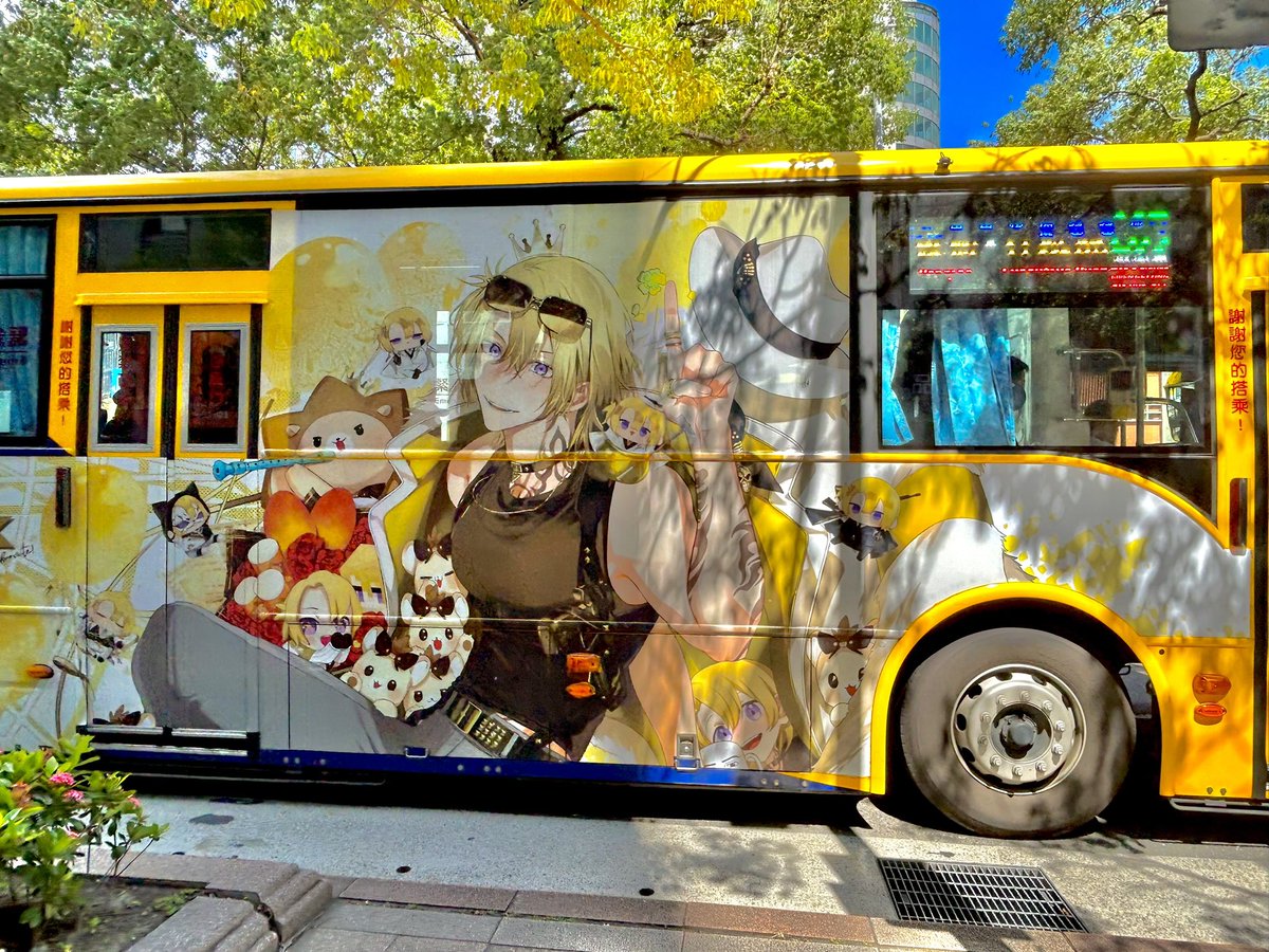 前陣子去看了嚕卡公車！！！雖然忘記帶指娃去拍了 但我還是好開心～🥰小白鳥老師的圖真的超好看😭💕 #Lucar1M