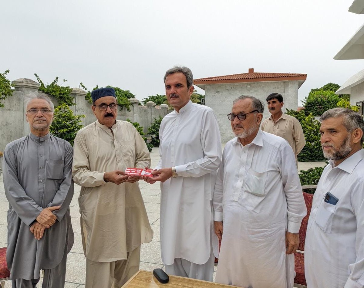 AbdulAzizANP's tweet photo. چیئرمین ضلعی الیکشن کمیشن اے این پی مردان حاجی عبدالعزیز خان نے باقاعدہ فارم سازی مہم کا اغاز امیر حیدر خان ہوتی سے کیا ہوتی ہاؤس میں چیئرمین الیکشن کمیشن حاجی عبدالعزیز خان نے امیر حیدر خان ہوتی کو کاپی پیش                                     #ANPMemberShipDrive #ANPMardan https://t.co/Yvlx9QQvFe