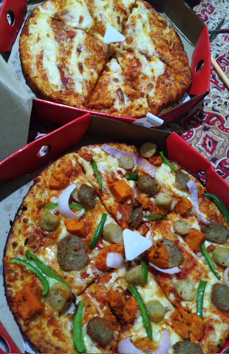 imlikhita's tweet photo. Have you ever tried #ovenstory pizza 🍕 and their chocolava cake 🤤 yummy yummy.. varshamlo vedi vedi pizza asalu 😍 https://t.co/8YCHkNxruA